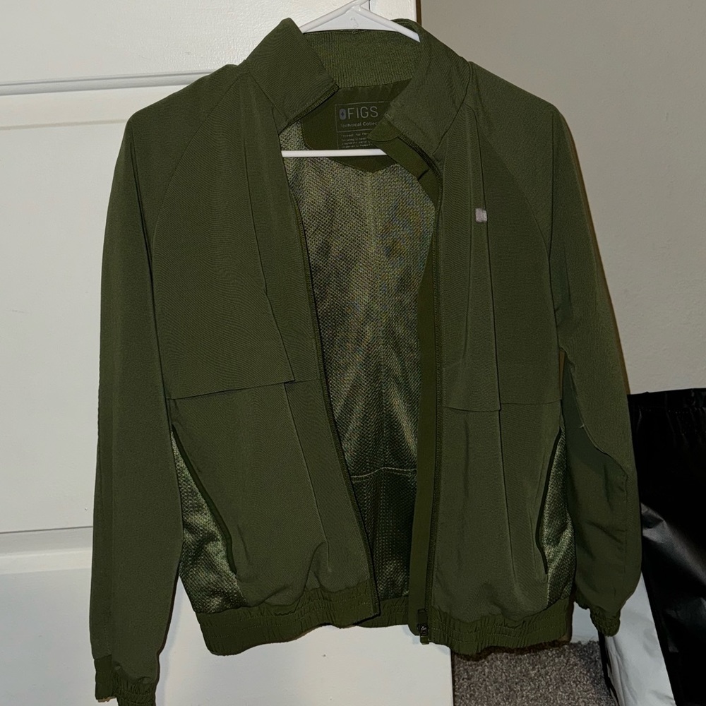 Figs Sydney Scrub Jacket in Dark Olive